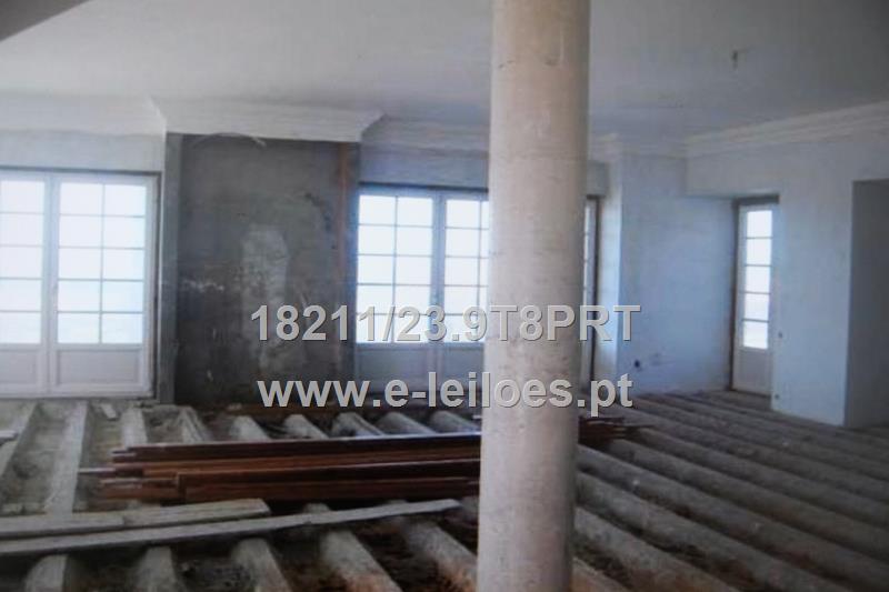 Viana: casa "abandonada" com piscina e vista para o mar em leilão