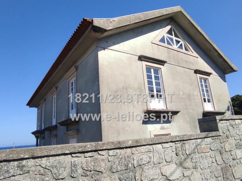 Viana: casa "abandonada" com piscina e vista para o mar em leilão