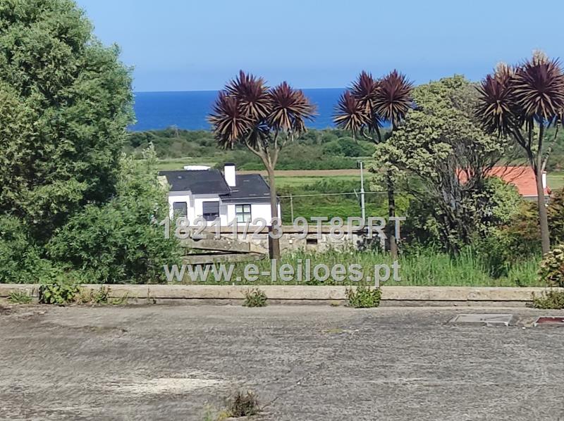 Viana: casa "abandonada" com piscina e vista para o mar em leilão