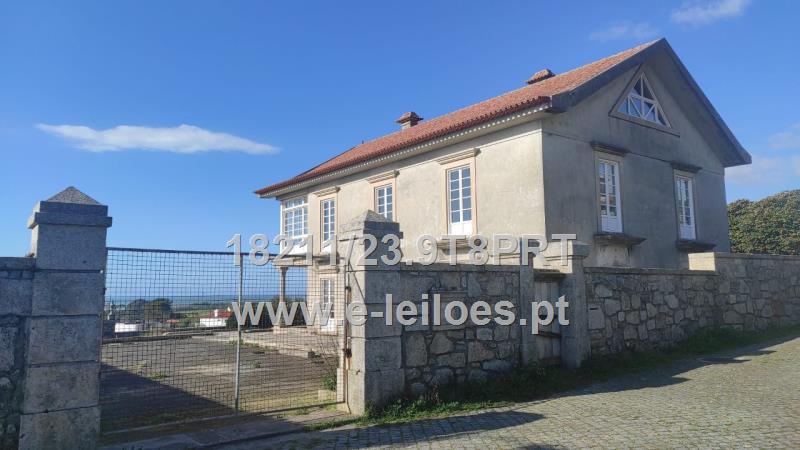 Viana: casa "abandonada" com piscina e vista para o mar em leilão