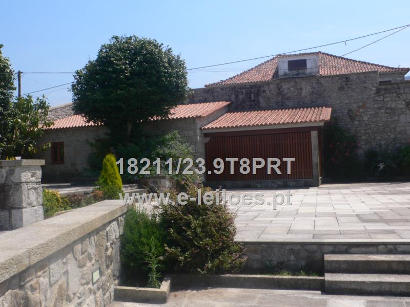 Viana: casa "abandonada" com piscina e vista para o mar em leilão