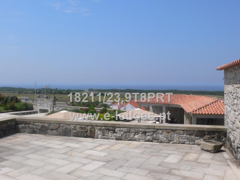 Viana: casa "abandonada" com piscina e vista para o mar em leilão