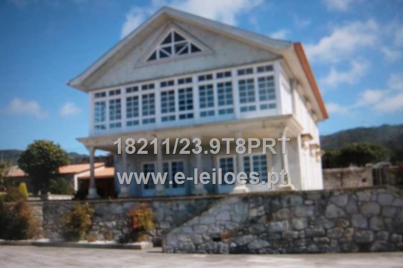 Viana: casa "abandonada" com piscina e vista para o mar em leilão