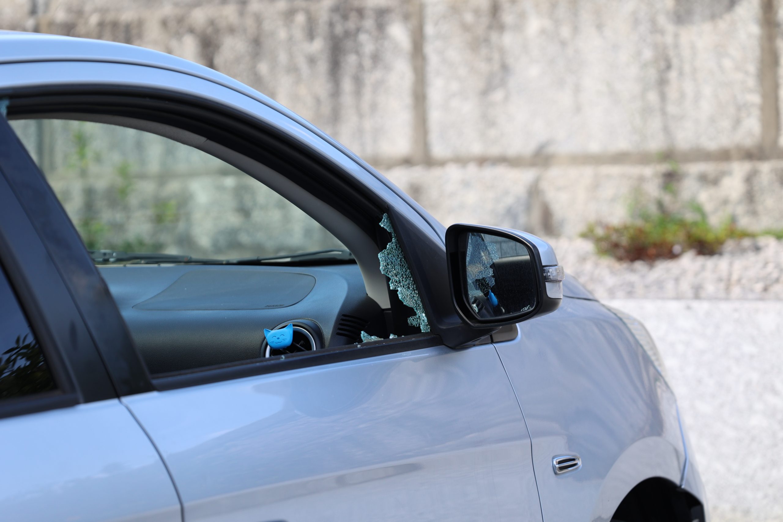 Carros assaltados junto ao cemitério em fafe