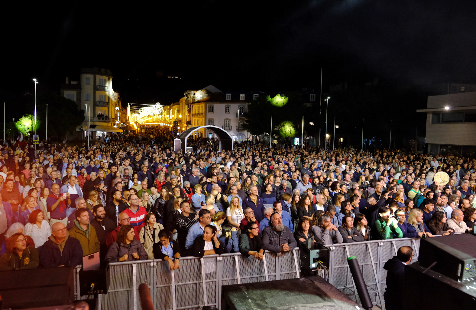 Foi assim a primeira noite do viana bate forte