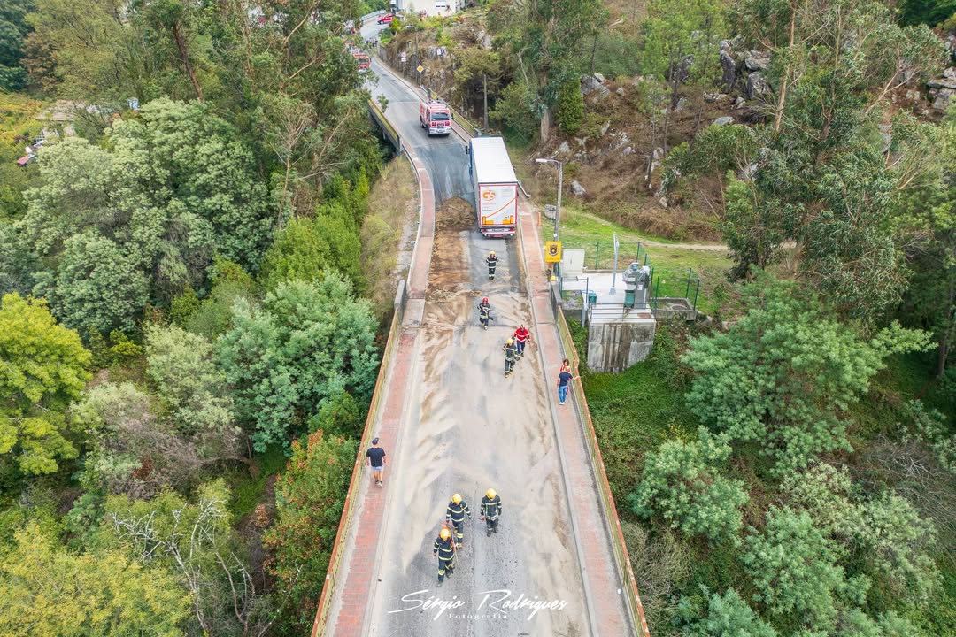 Derrame de Combustível Provoca acidenthe e Corta Estrada em Barcelos 7 Derrame de Combustível Provoca acidenthe e Corta Estrada em Barcelos