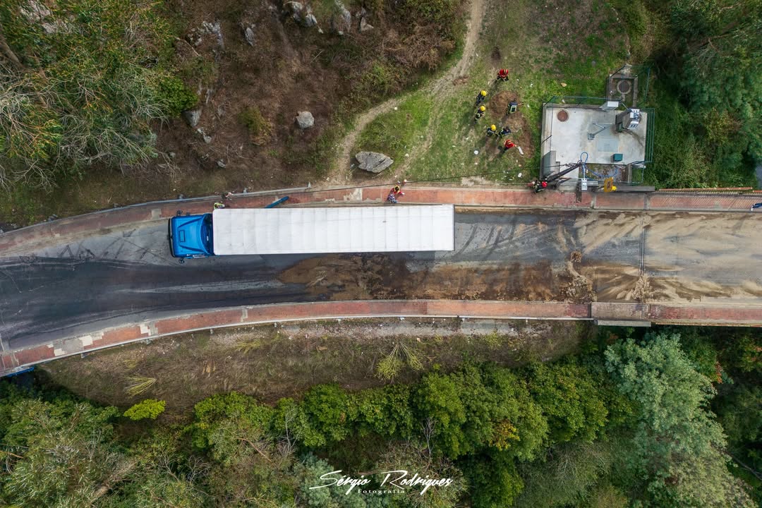 Derrame de Combustível Provoca acidenthe e Corta Estrada em Barcelos 11 Derrame de Combustível Provoca acidenthe e Corta Estrada em Barcelos