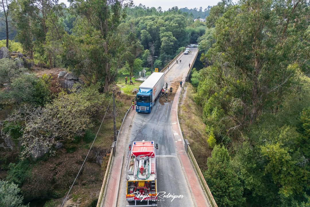 Derrame de Combustível Provoca acidenthe e Corta Estrada em Barcelos 12 Derrame de Combustível Provoca acidenthe e Corta Estrada em Barcelos