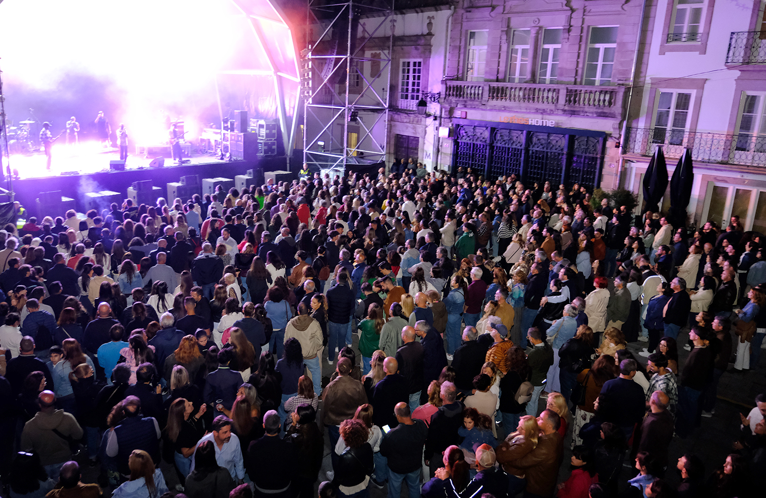 Foi assim a primeira noite do viana bate forte