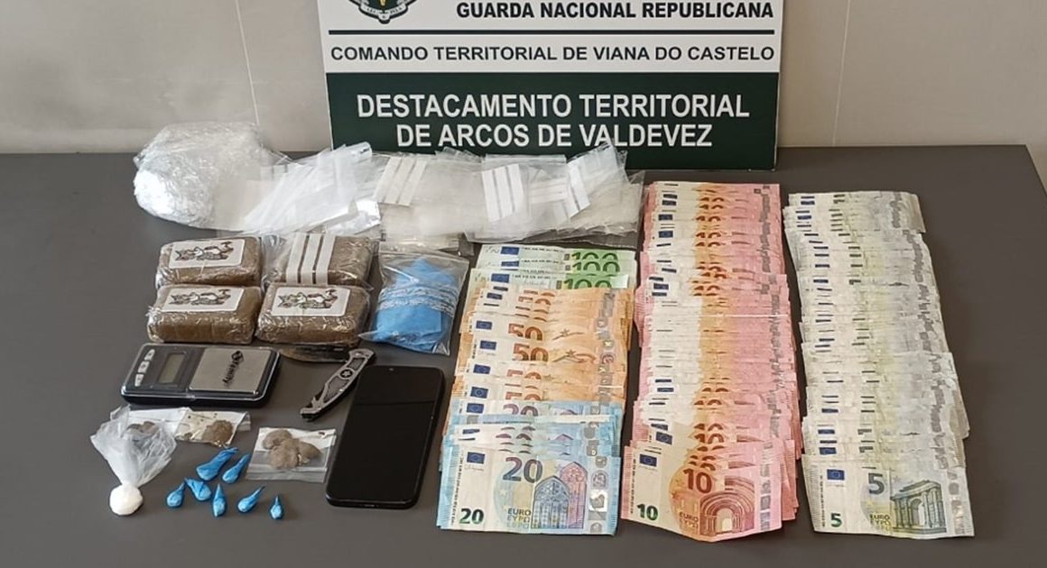 Jovem de 17 anos detido com mais de 200 doses de cocaína e haxixe e 3. 500 euros em ponte de lima