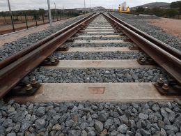 Motociclista morre colhido por comboio na linha do norte