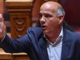 Comunistas acusam primeiro-ministro de "trapalhada"