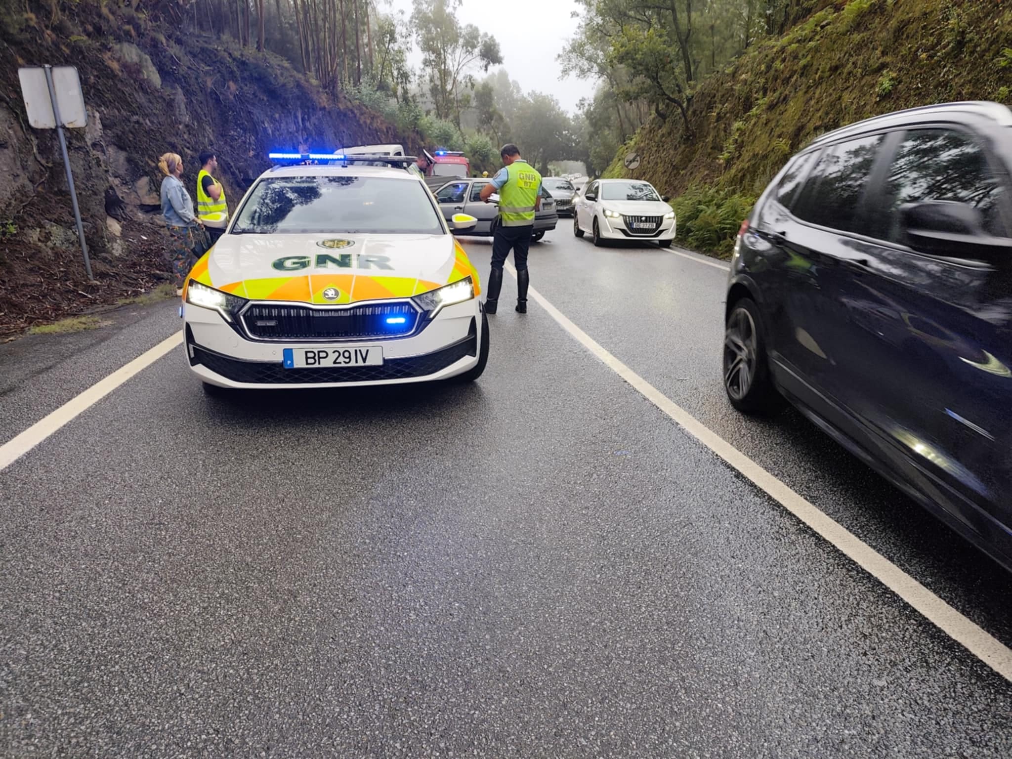 Pai e filho de 6 anos feridos em colisão na estrada barcelos-viana