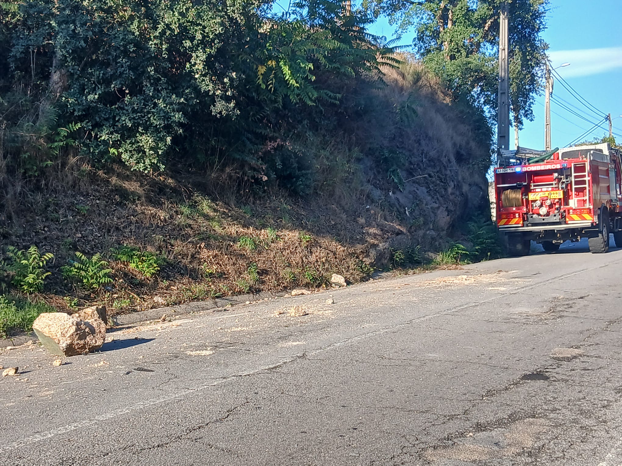 Família escapou de pedregulho que caiu na estrada em braga
