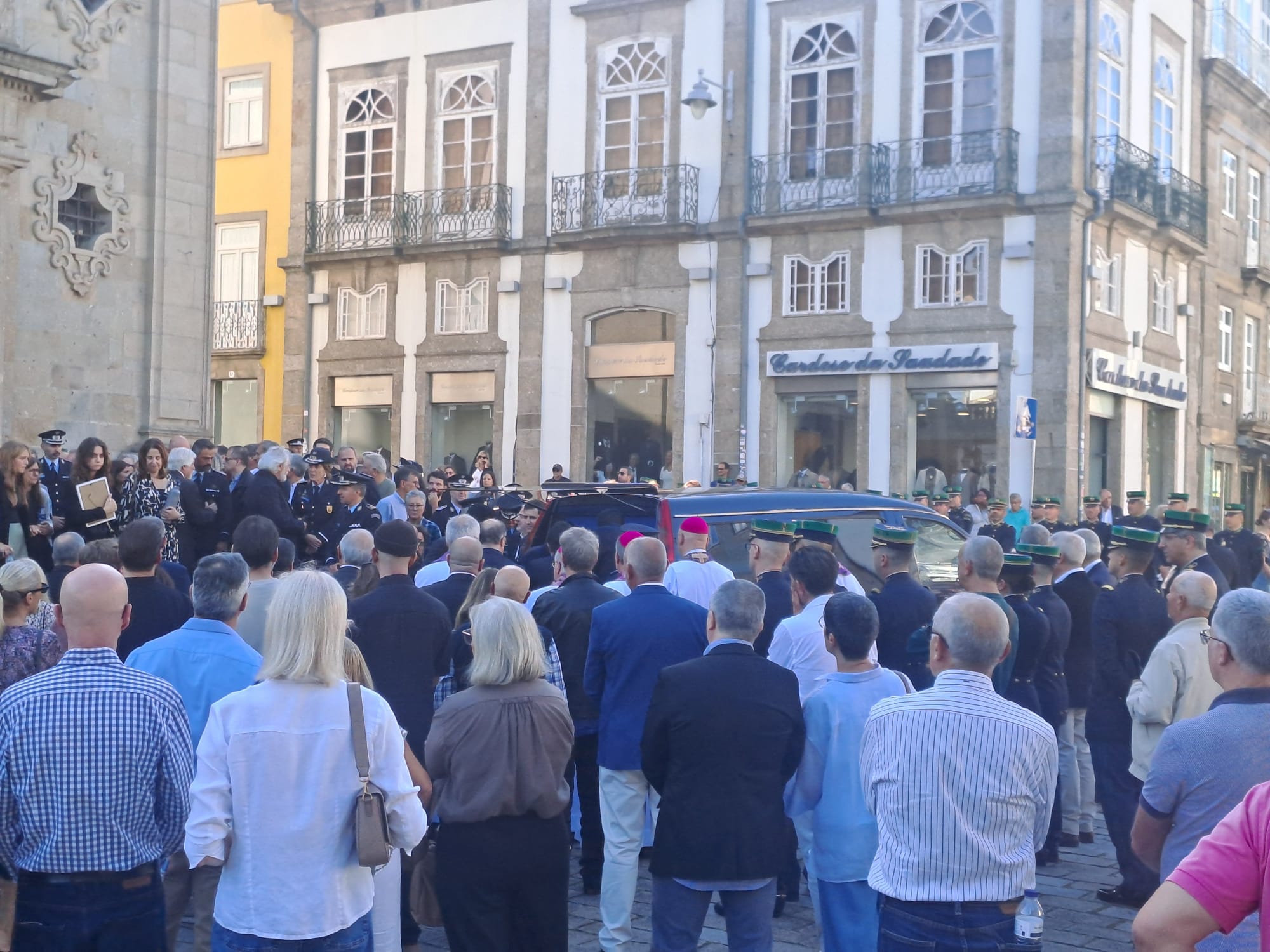 Multidão no último 'adeus' ao ex-comandante distrital da psp de braga que faleceu aos 59 anos