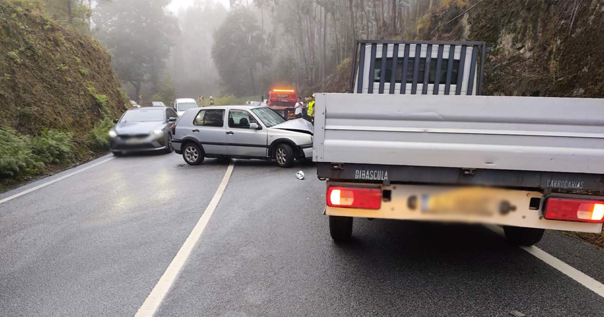 Pai e filho de 6 anos feridos em colisão na estrada barcelos-viana