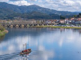 Provar iguarias de ponte de lima e passear neste barco no sábado