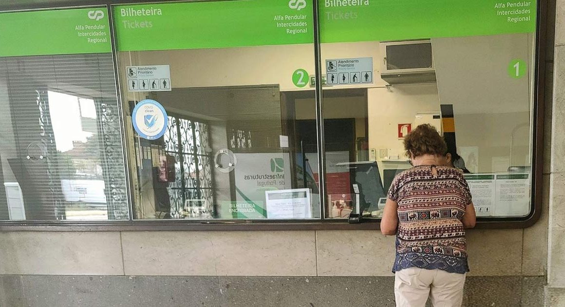 Livre denuncia fecho da bilheteira da estação ferroviária de barcelos