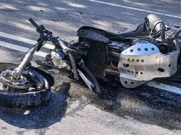 Motociclista gravemente ferido após colisão em ponte da barca