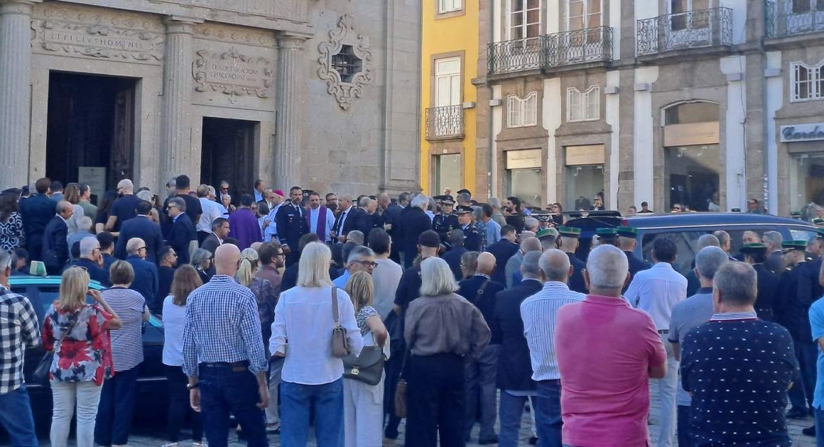 Multidão no último 'adeus' ao ex-comandante distrital da psp de braga que faleceu aos 59 anos