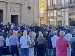 Multidão no último 'adeus' ao ex-comandante distrital da psp de braga que faleceu aos 59 anos