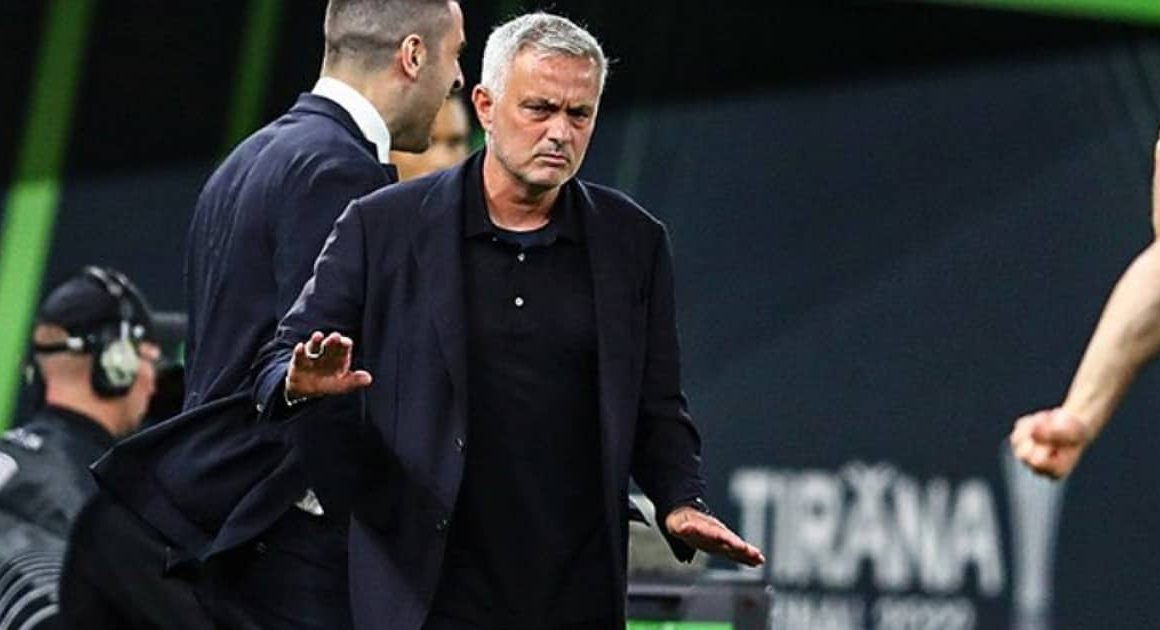 Benfica oficializa negociações com josé mourinho