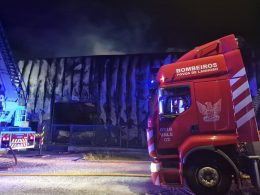 Dois bombeiros feridos em incêndio numa lavandaria industrial em amares