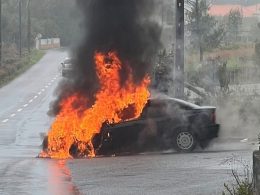 Carro destruído pelas chamas em viana do castelo