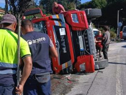 Camião capota em braga