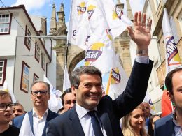 Adiado julgamento para decidir se ventura retira cartazes sobre comunidade cigana