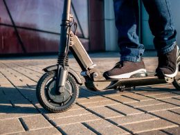 Dupla de jovens rouba trotineta à força em famalicão