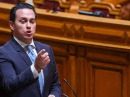 Filipe melo instado a retratar-se publicamente por ter "mandado beijos" a deputada do ps