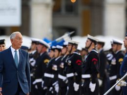 Marcelo considera que governos desvalorizaram comissão comemorativa do 25 de abril