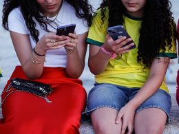 Parlamento europeu aprova idade mínima de 16 anos para aceder a redes sociais