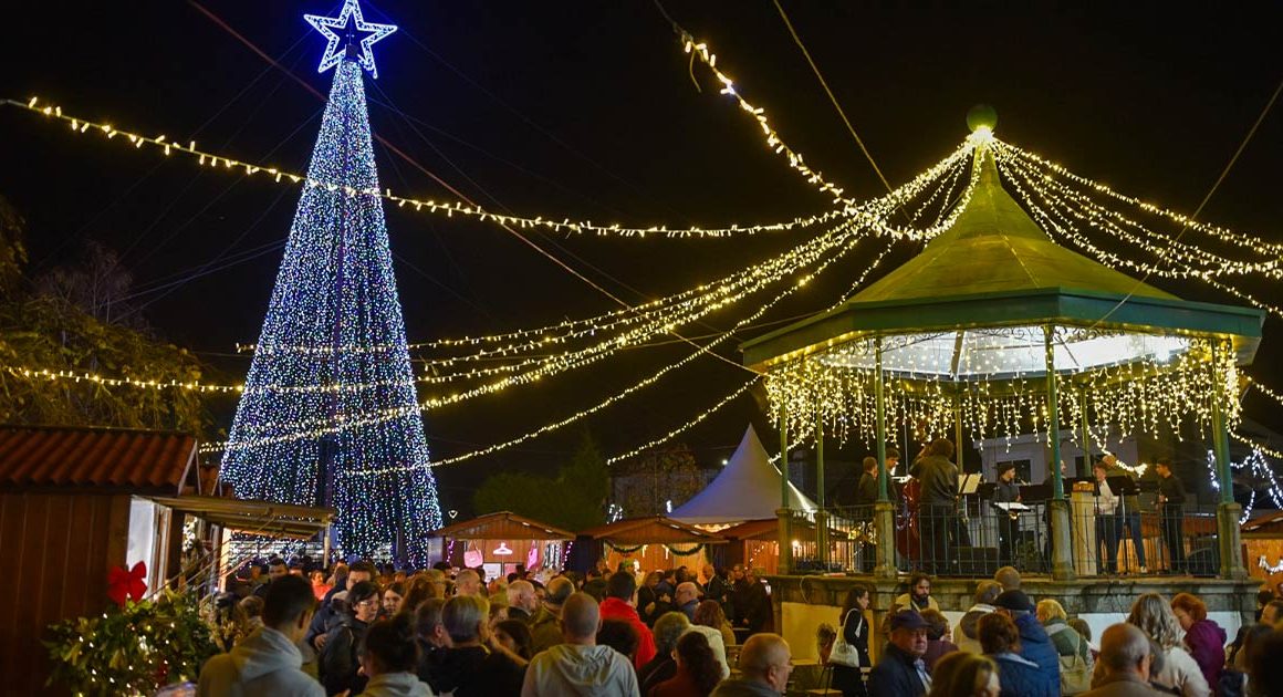 Milhares de luzes, árvore de 24 metros e pai natal de trenó em valença