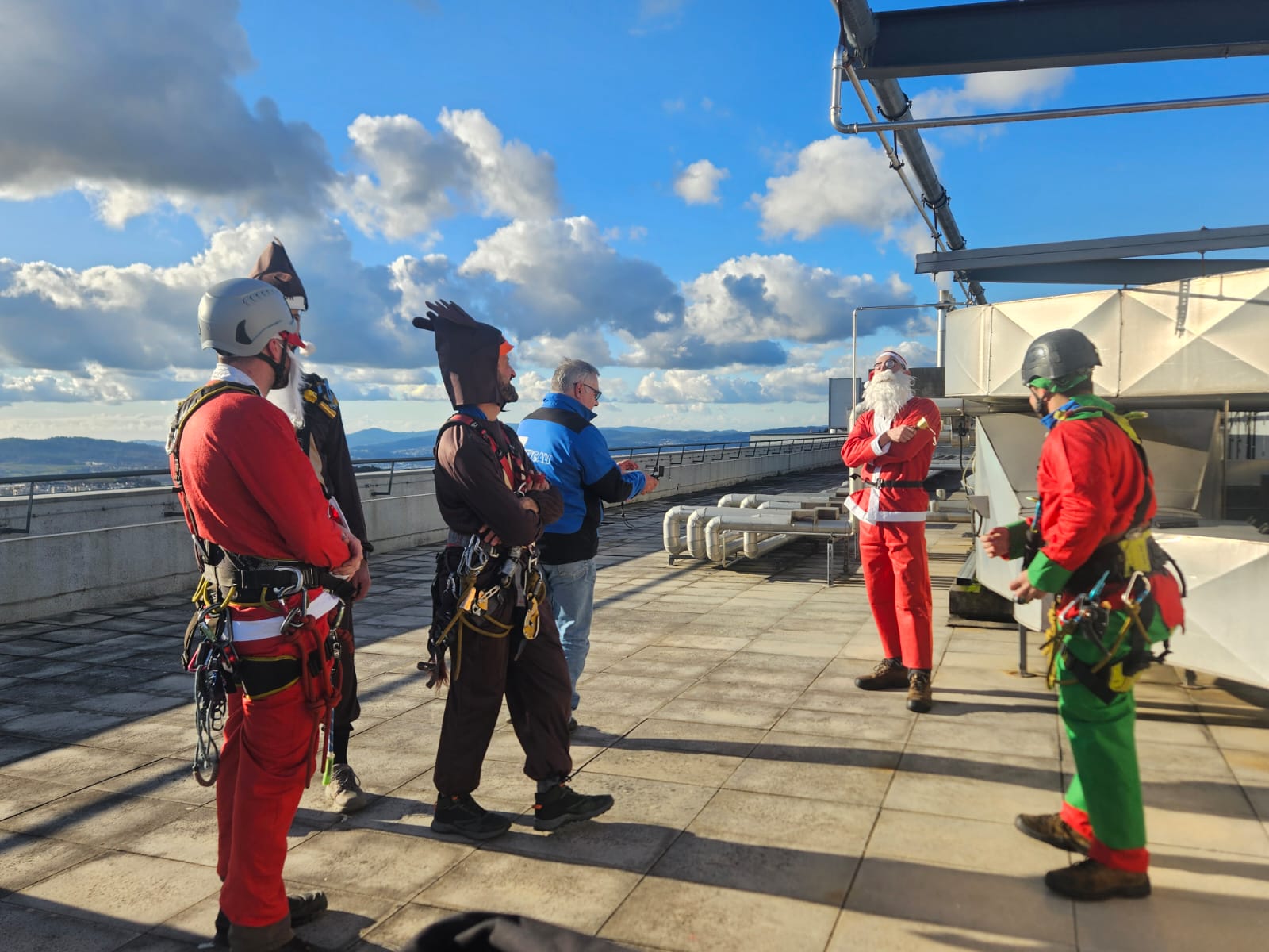 Pai natal desce do telhado do hospital de braga para surpreender crianças internadas