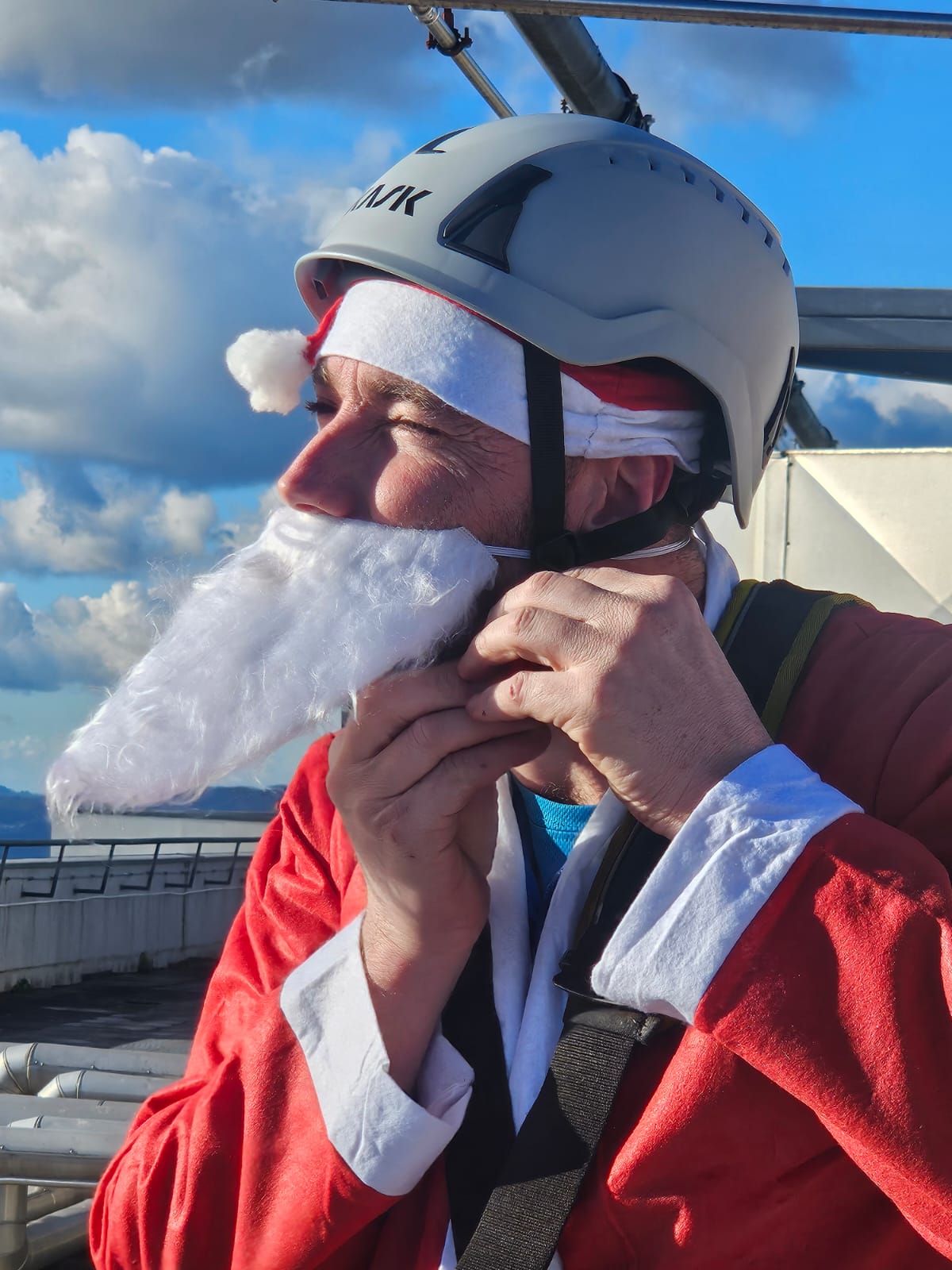 Pai natal desce do telhado do hospital de braga para surpreender crianças internadas