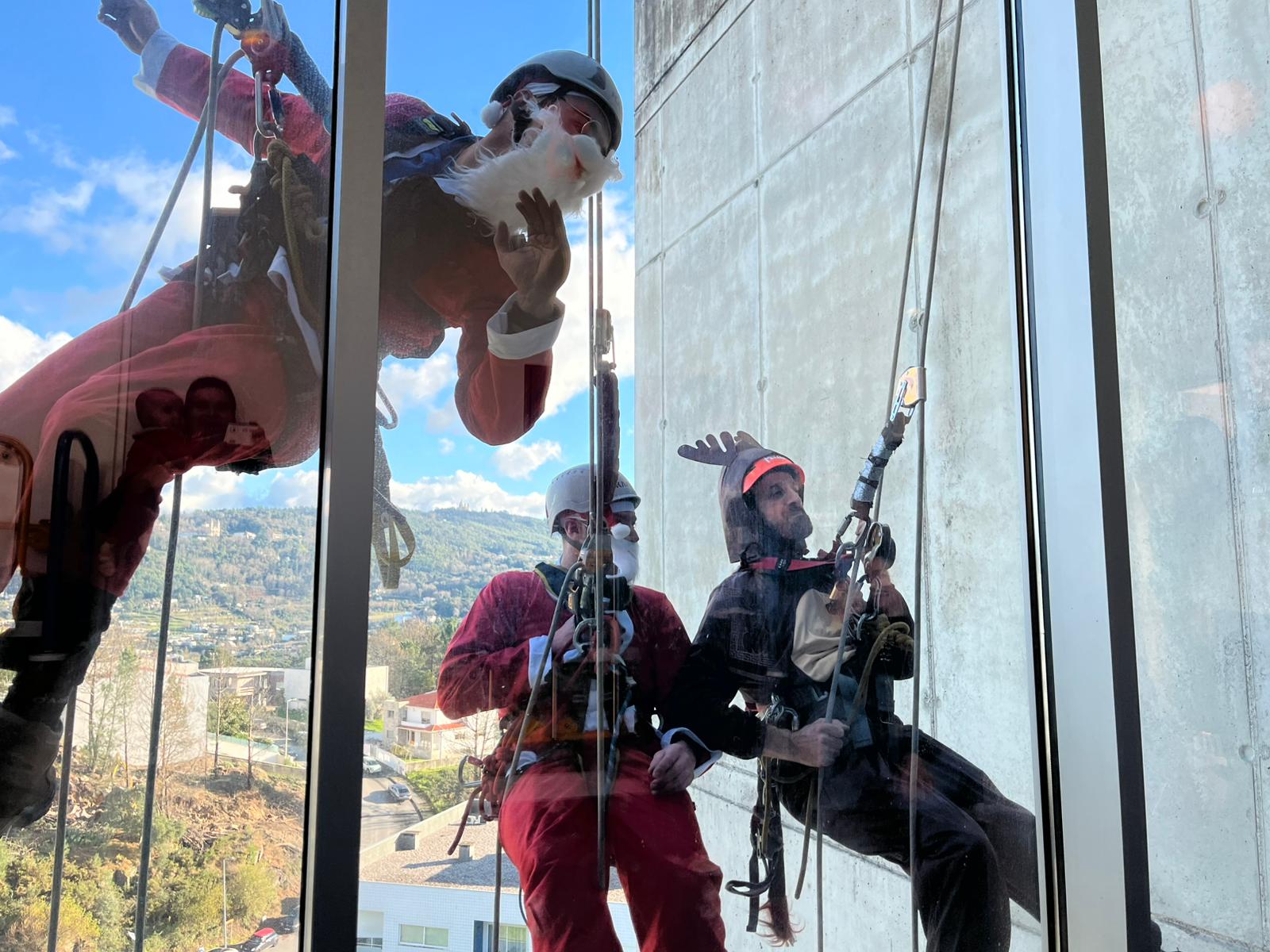 Pai natal desce do telhado do hospital de braga para surpreender crianças internadas