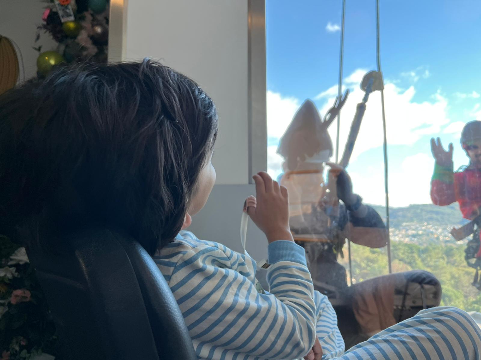 Pai natal desce do telhado do hospital de braga para surpreender crianças internadas