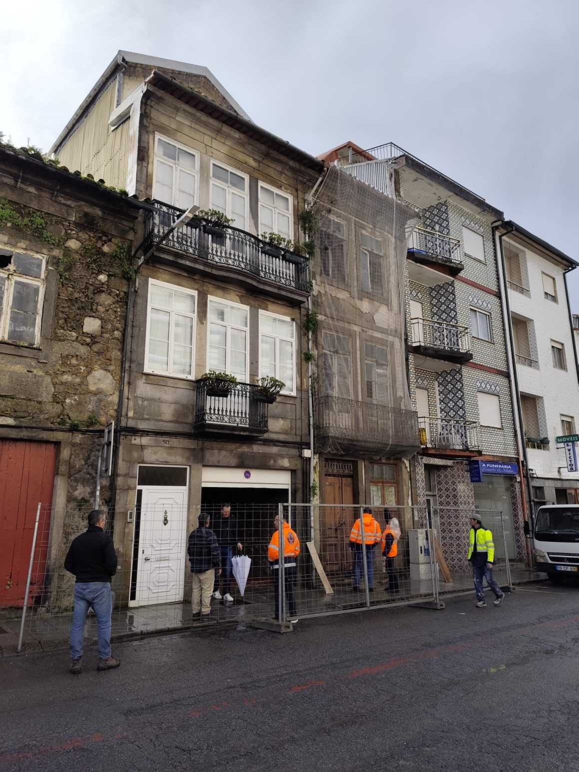 Derrocada em edifício corta rua no centro de Braga. Idosa desalojada