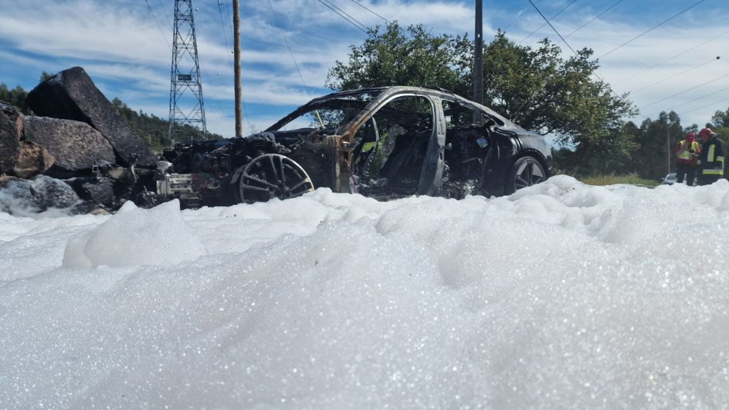 Audi destruído pelas chamas na estrada Vieira do Minho-Póvoa de Lanhoso 38 Audi destruído pelas chamas na estrada Vieira do Minho-Póvoa de Lanhoso