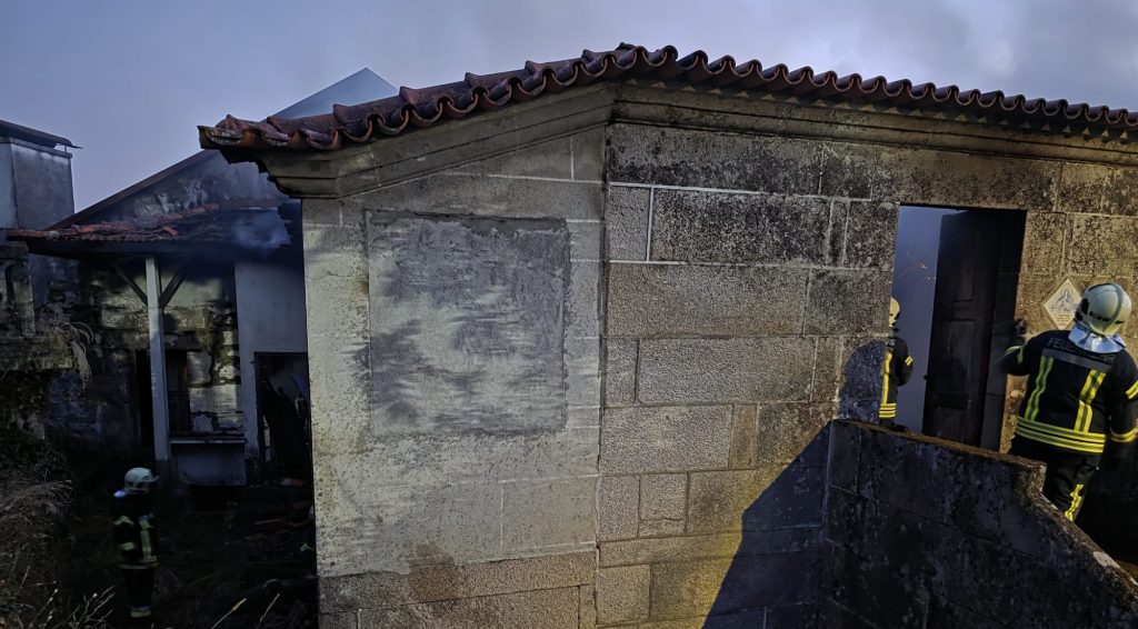 Casa abandonada a arder assusta vizinhos em Mondim de Basto