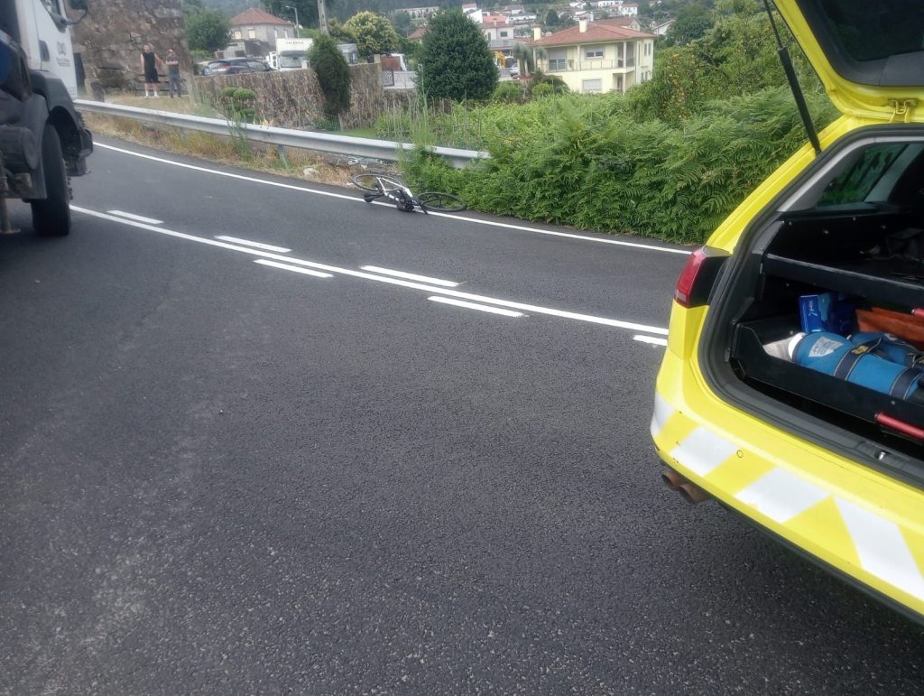 Ciclista em estado crítico após choque com camião em Barcelos