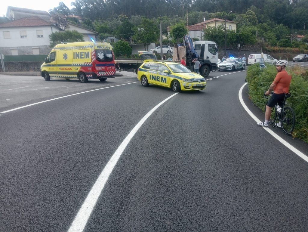 Ciclista em estado crítico após choque com camião em Barcelos