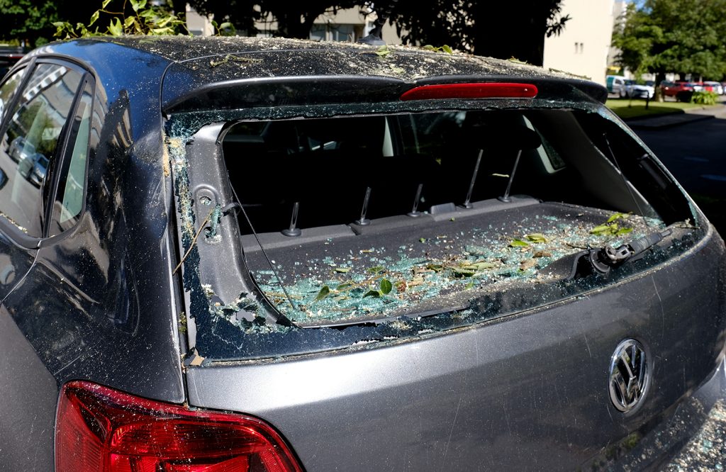 Árvore cai em cima de um carro em Viana do Castelo 64 Árvore cai em cima de um carro em Viana do Castelo