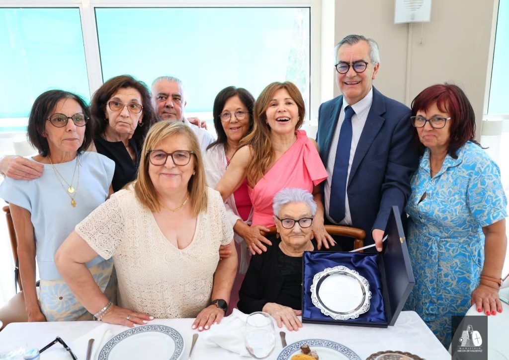 Arcos de Valdevez: 8 filhos, 12 netos e 10 bisnetos. Gracinda celebrou 100 anos rodeada da família 5 Arcos de Valdevez: 8 filhos, 12 netos e 10 bisnetos. Gracinda celebrou 100 anos rodeada da família