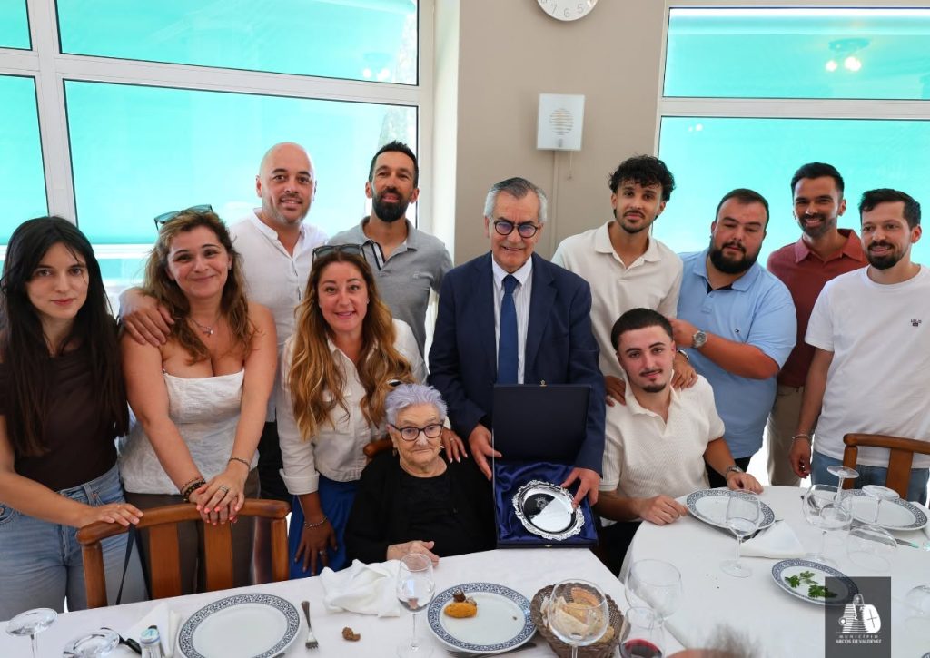 Arcos de Valdevez: 8 filhos, 12 netos e 10 bisnetos. Gracinda celebrou 100 anos rodeada da família 6 Arcos de Valdevez: 8 filhos, 12 netos e 10 bisnetos. Gracinda celebrou 100 anos rodeada da família