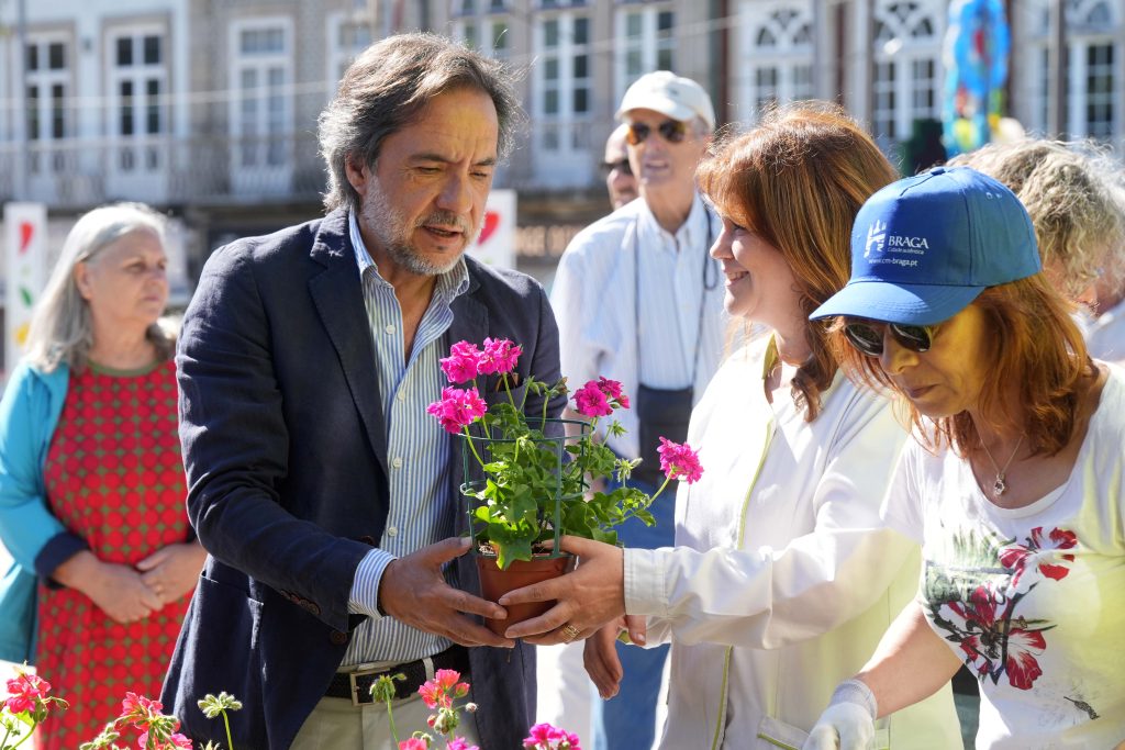 Braga distribui 150 floreiras e 300 vasos para embelezar a cidade