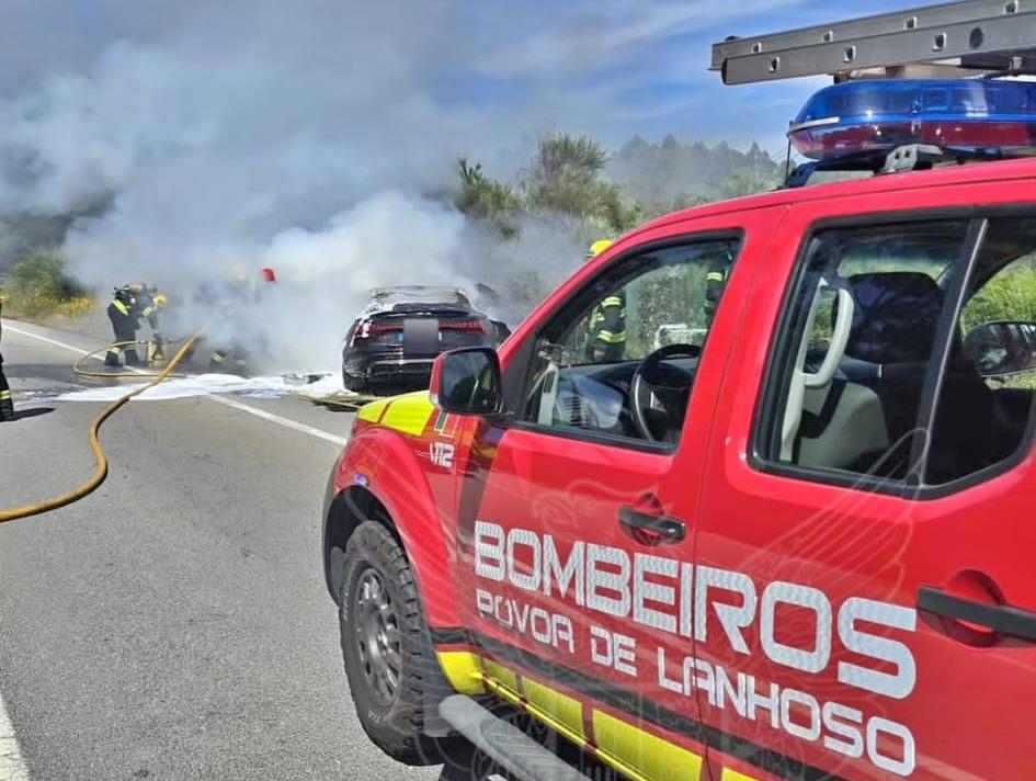Audi destruído pelas chamas na estrada Vieira do Minho-Póvoa de Lanhoso 39 Audi destruído pelas chamas na estrada Vieira do Minho-Póvoa de Lanhoso