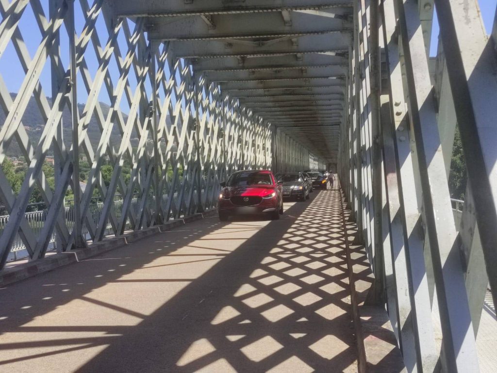 Carro parte suspensão e bloqueia o trânsito entre Portugal e Espanha em Valença 43 Carro parte suspensão e bloqueia o trânsito entre Portugal e Espanha em Valença